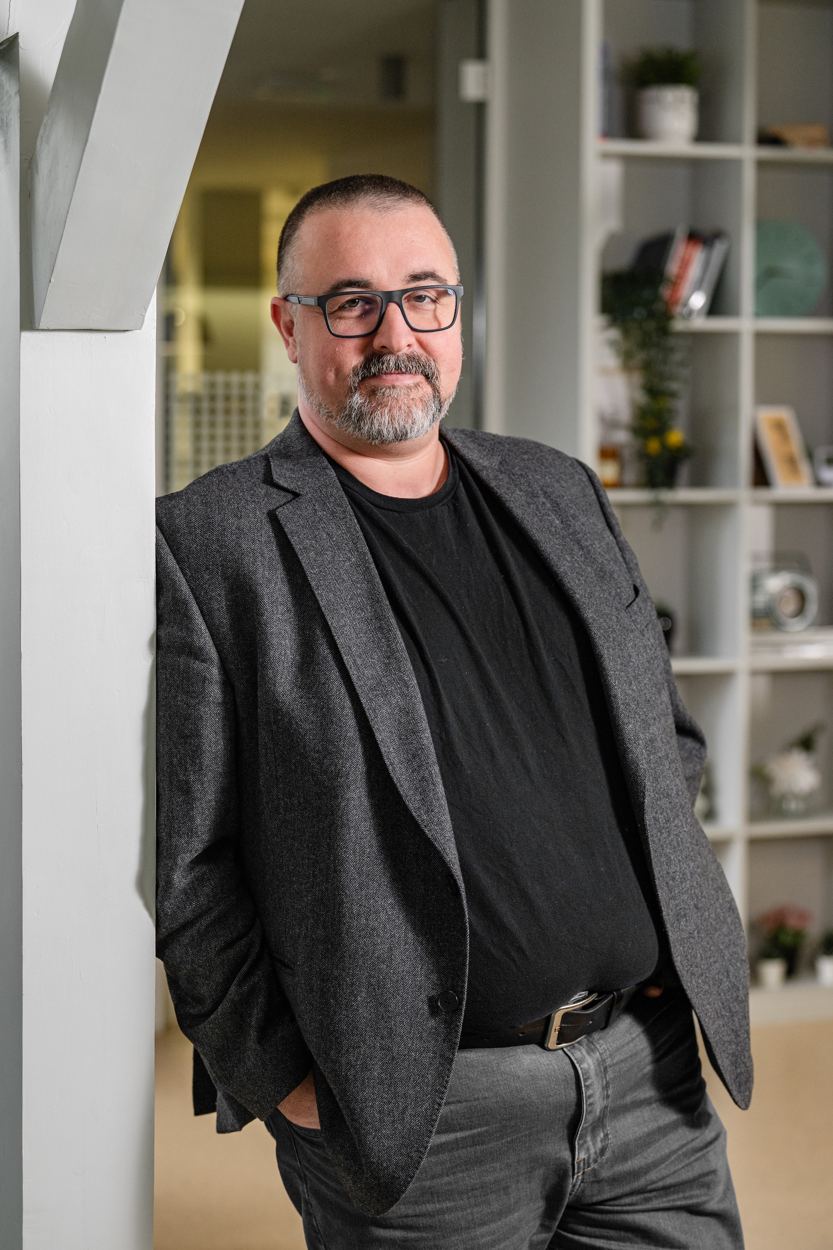 Željko Crnjaković naslonjen na vrata, poslovni portret